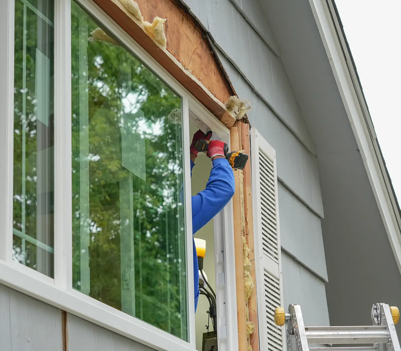 contractor working on replacing the window of the house in st louis mo