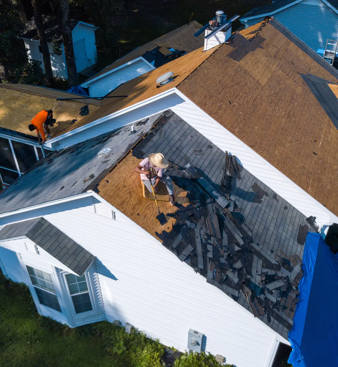 roofers replacing entire roof with new roof shingles on residential home in st louis mo
