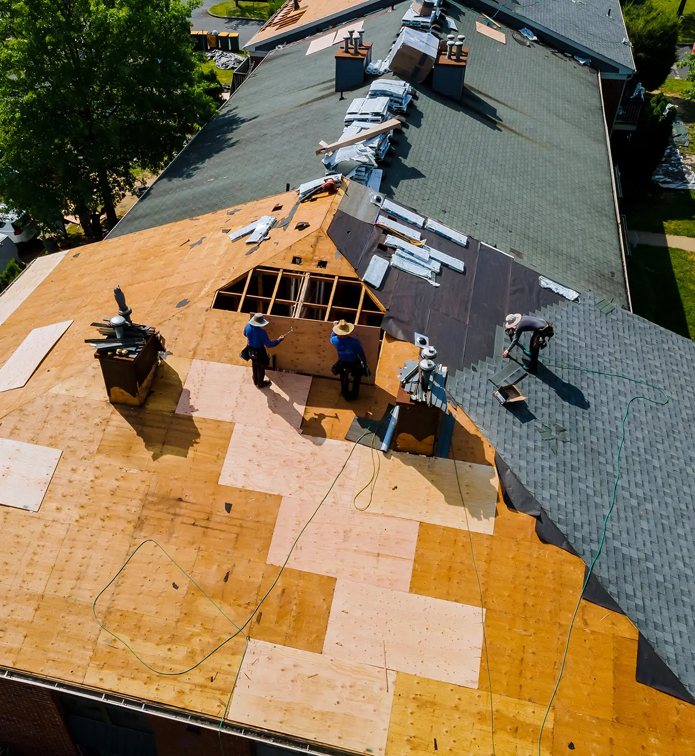 roofers installing new roof on apartments in st louis mo